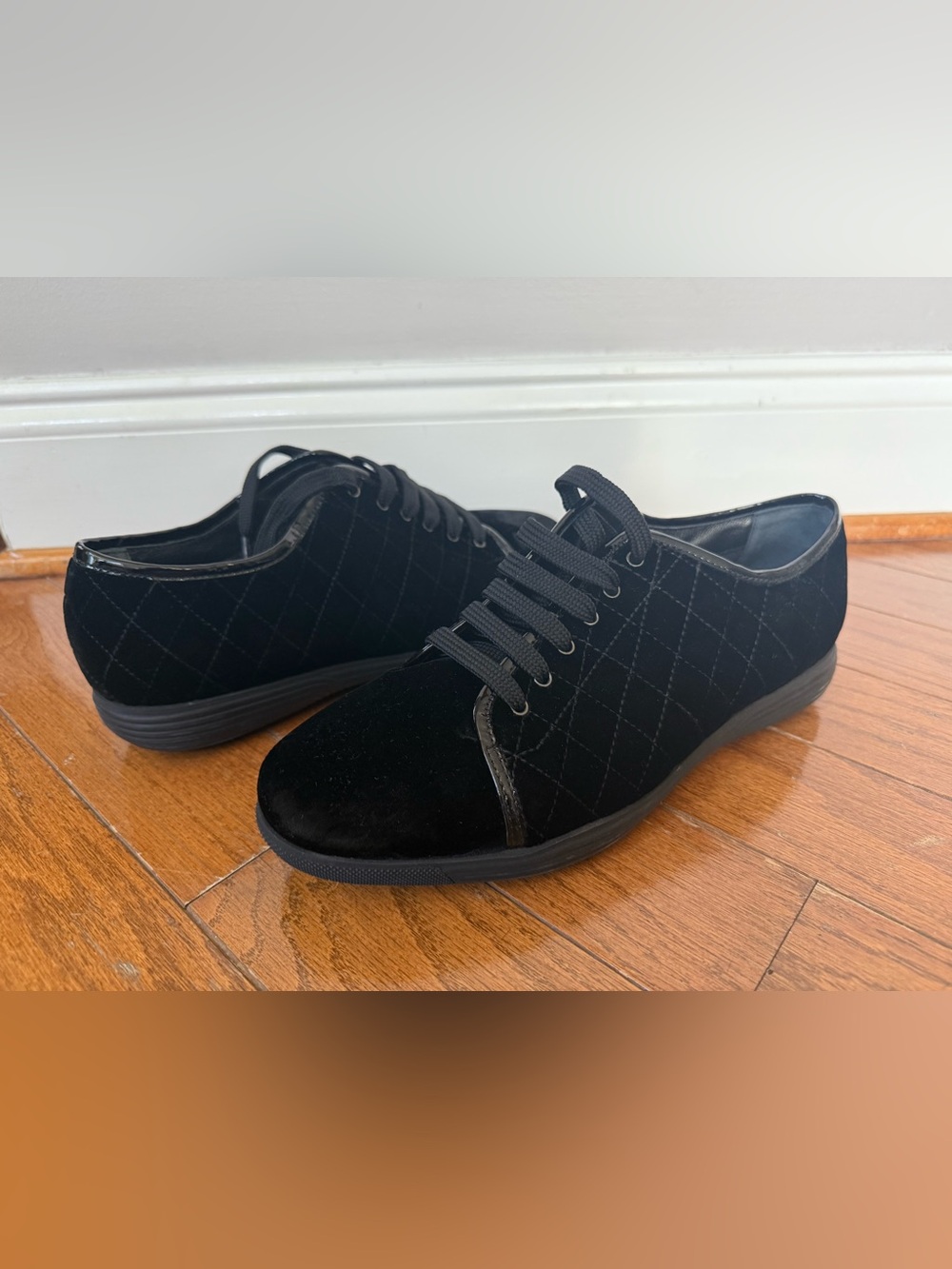 Aquatalia Women’s Glenda Velvet Black Quilted Lace-Up Sneakers Size 10